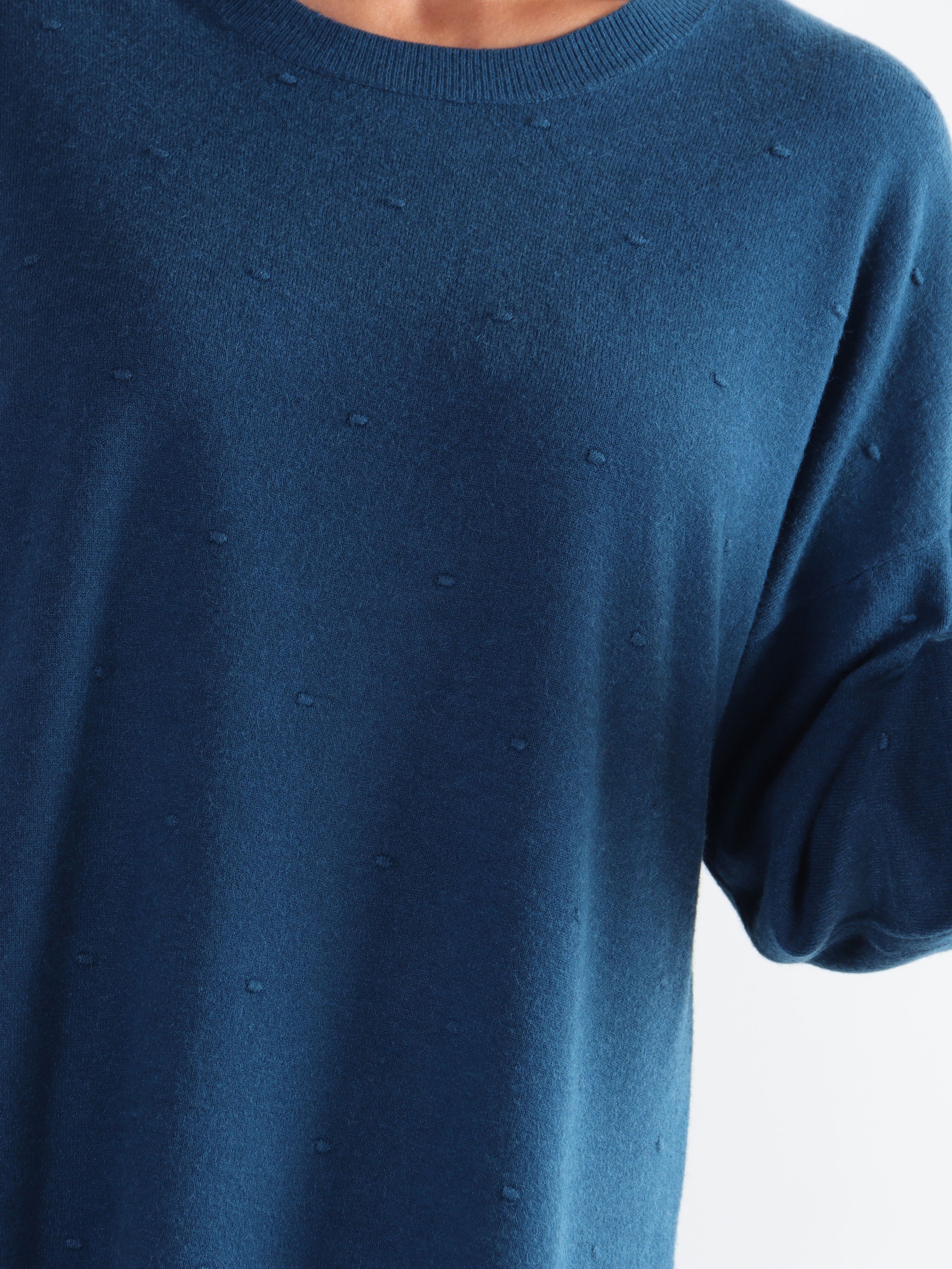 Zina - Plus size strikbluse med prikket detaljer i stoffet